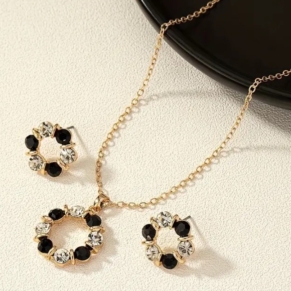 Jewelry - Chic Black and White Floral Pendant Necklace and Earring Set